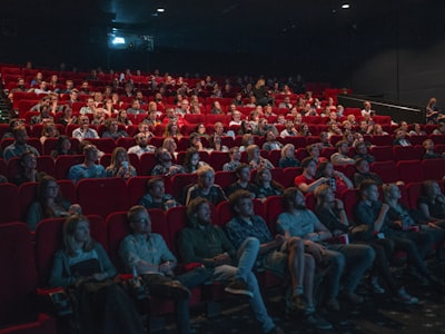 电影《帝国陨落》海报，古代战场与铠甲战士