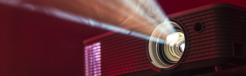 编辑精选大片《时空旅人》横幅海报，展示时间隧道与主角