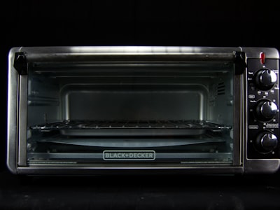 动画电影《森林之歌》海报，奇幻森林与发光生物